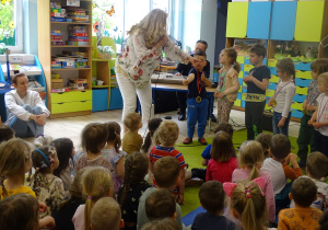 Pani śpiewa