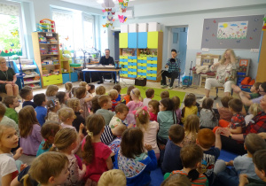 Dzieci siedzą i słuchają