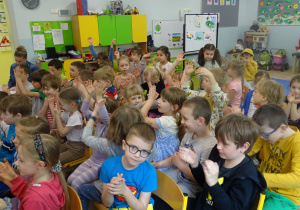 Dzieci klaszczą