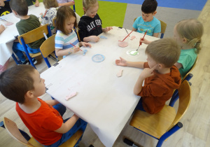 Dzieci malują ulepione z gliny przedmioty