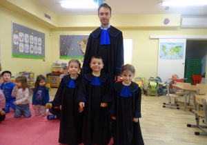 Przymierzanie togi.