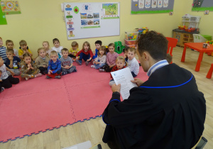 Słuchanie bajki.