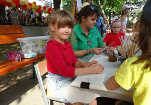 Dzieci lepią z gliny
