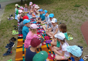 Grupa Maki na pikniku śniadaniowym.