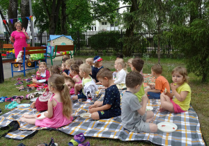 Grupa Stokrotki na pikniku śniadaniowym.