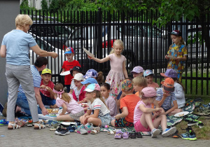 Grupa Chabry na pikniku śniadaniowym.