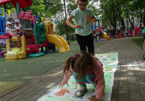 Zabawa na macie "dłonie - stopy".
