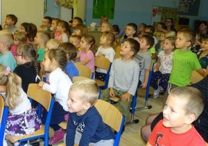 Dzieci podczas przedstawienia