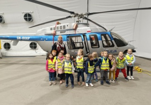 Dziewczynki i chłopcy z grupy Niezapominajki przed śmigłowcem