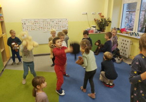 Tańce z misiami w Słonecznikach.