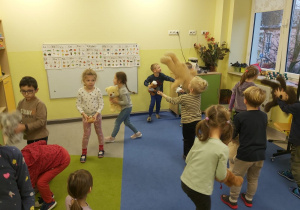 Tańce z misiami w Słonecznikach.