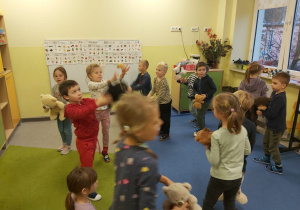 Tańce z misiami w Słonecznikach.