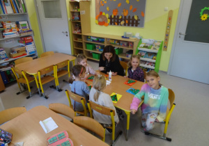Dzieci ze Słoneczników tworzą kartki dla kombatantów.