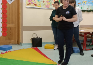 Trenerka systemu i wykorzystanie chusty animacyjnej do zabaw w Edukacji przez Ruch.