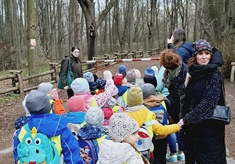 Dzieci szukają na drzewach budek lęgowych