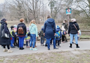 Dzieci idą do Lasu Młocińskiego