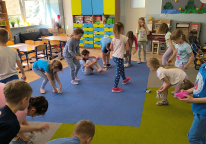 dzieci bawią się woreczkami