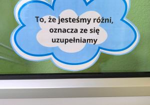 zdjęcie chmurki z pozytywną sentencją