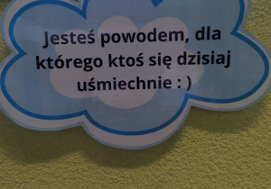 zdjęcie chmurki z pozytywną sentencją