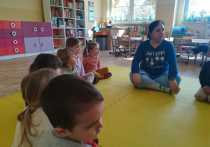 Pani psycholog prowadzi zajęcia w najmłodszej grupie