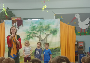 Dzieci występują na scenie podczas spektaklu