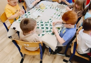 Niezapominajki lepią z gliny