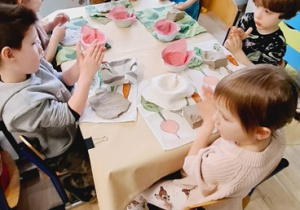 Niezapominajki poznają strukturę gliny