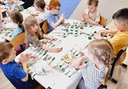 Niezapominajki przygotowują się do wykonania miseczek z gliny.