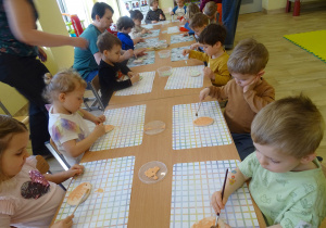 Stokrotki malują pisanki.