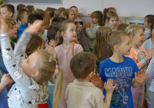 Niezapominajki, Maki i Chabry podczas koncertu muzycznego.