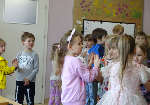 Niezapominajki, Maki i Chabry podczas koncertu muzycznego.