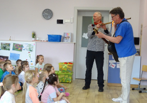 Niezapominajki, Maki i Chabry podczas koncertu muzycznego.