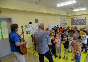 Słoneczniki i Rumianki podczas koncertu muzycznego.