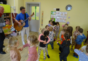 Słoneczniki i Rumianki podczas koncertu muzycznego.