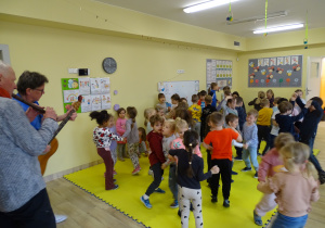 Słoneczniki i Rumianki podczas koncertu muzycznego.