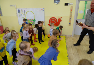 Stokrotki i Bratki podczas koncertu muzycznego.