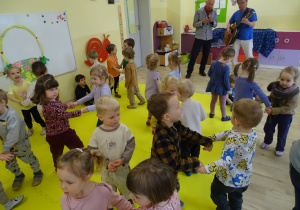 Stokrotki i Bratki podczas koncertu muzycznego.