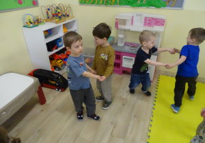 Stokrotki i Bratki podczas koncertu muzycznego.