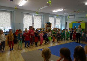 Muzyczne zabawy z panią Iwonką.