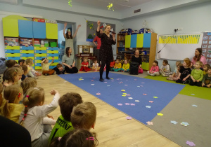 Wspólne zabawy przedszkolaków na dużej sali.