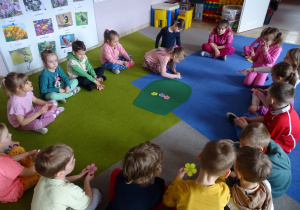 Wyklejanie kosza pani Wiosny.