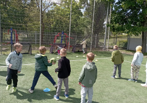 Dzieci z grupy Maki podczas zajęć sportowych.