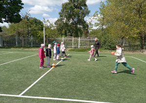 Dzieci z grupy Maki podczas zajęć sportowych.