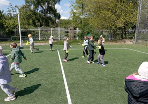Dzieci z grupy Maki podczas zajęć sportowych.