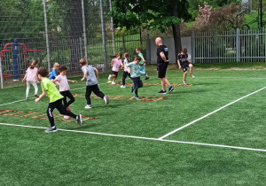Dzieci z grupy Chabry podczas zajęć sportowych.