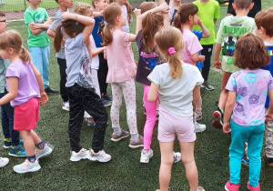 Dzieci z grupy Chabry podczas zajęć sportowych.