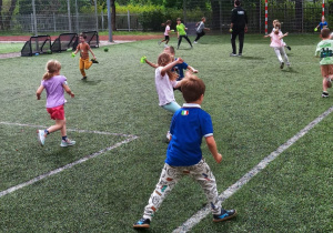 Dzieci z grupy Chabry podczas zajęć sportowych.