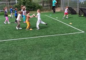 Dzieci z grupy Chabry podczas zajęć sportowych.