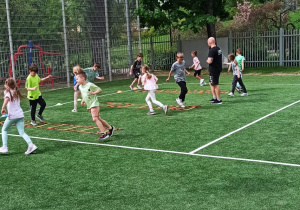 Dzieci z grupy Chabry podczas zajęć sportowych.
