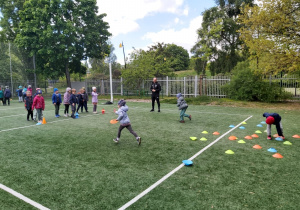 Dzieci z grupy Słoneczniki podczas zajęć sportowych.